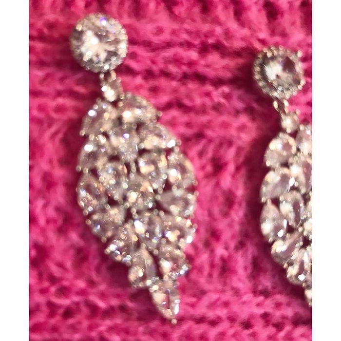 Серьги, серёжки гвоздики,лепестки с камнями,камешками блестящие