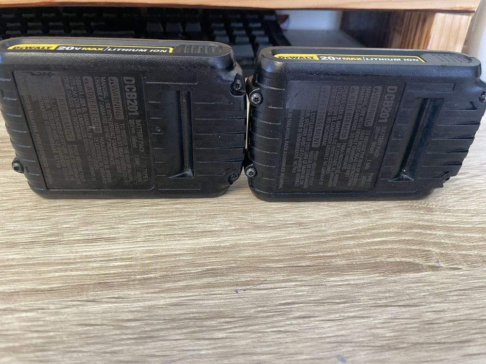Акумулятор DeWalt DCB201
