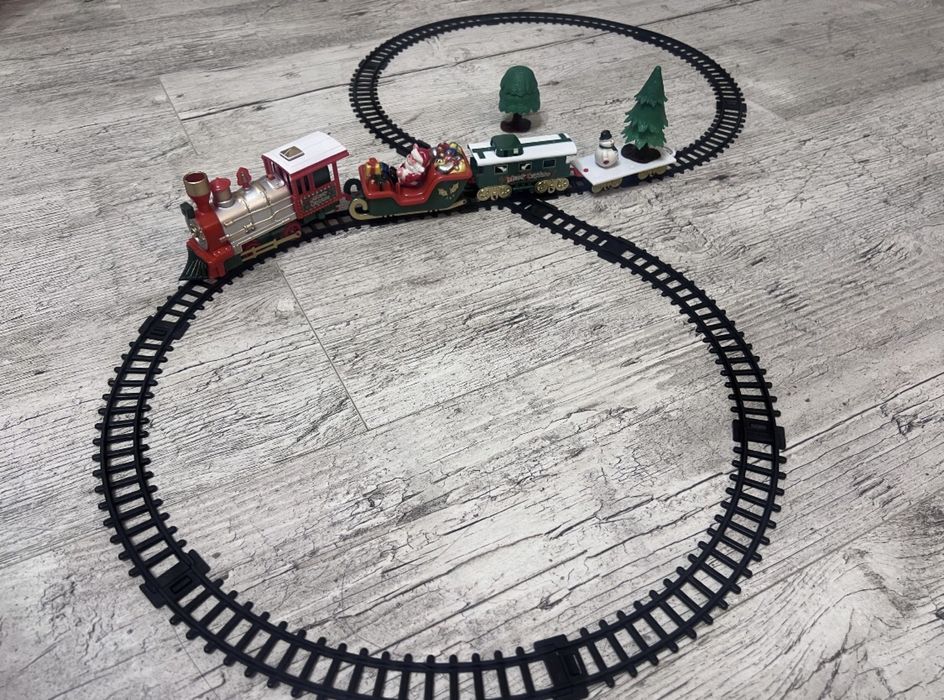 Дитяча залізна дорога. Іграшка Дитяча залізниця. Новорічний потяг.