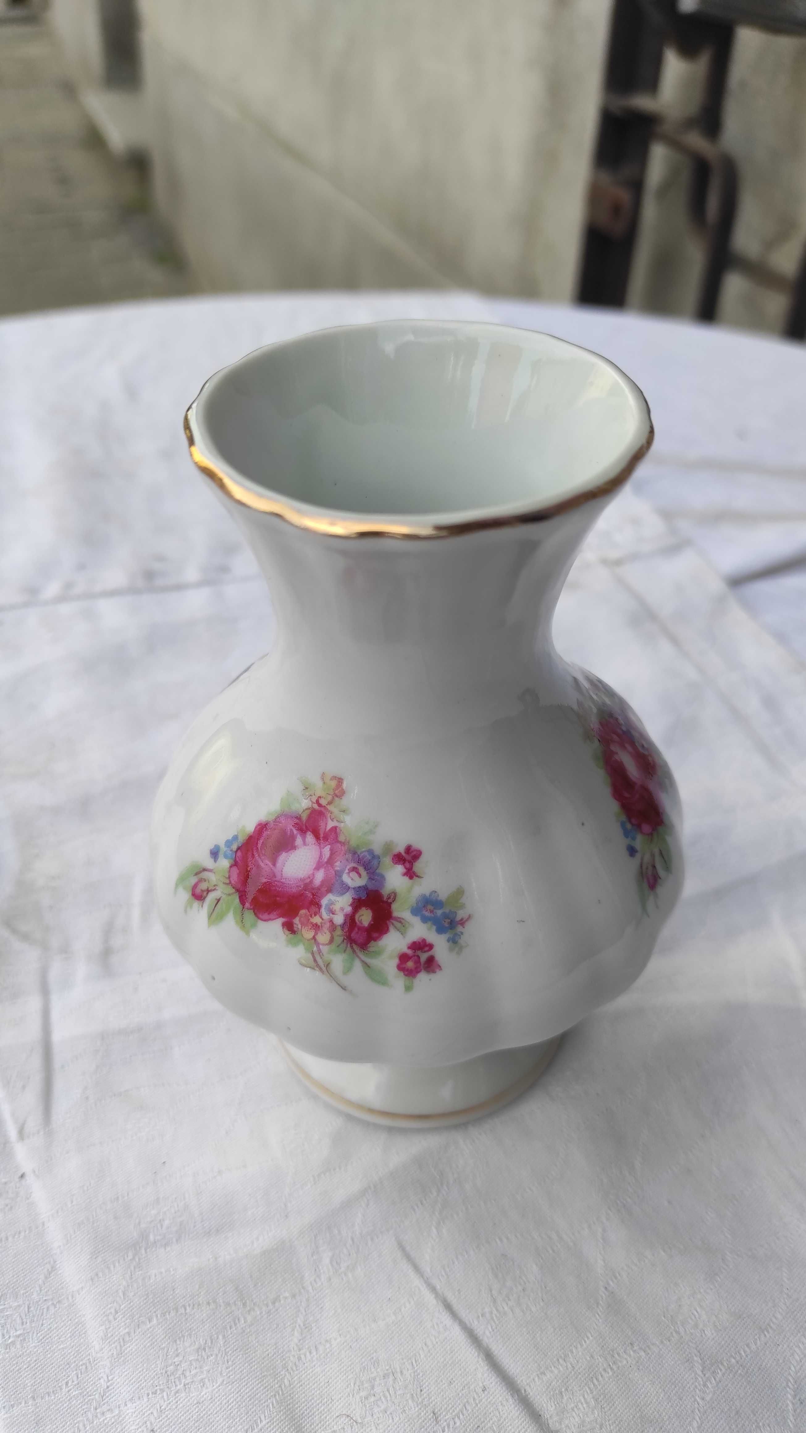Stary porcelanowy wazonik kwiaty