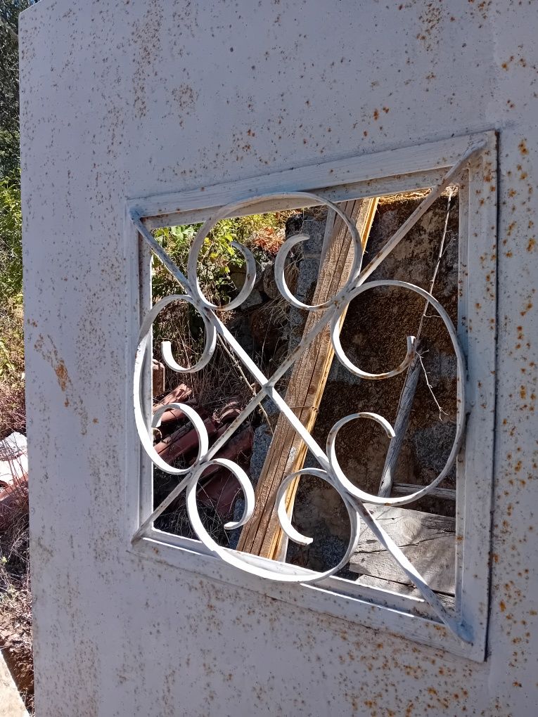 Portas em ferro com postigo para vidro