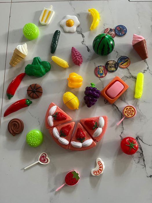 Іграшкові фрукти, овочі і інші іграшки