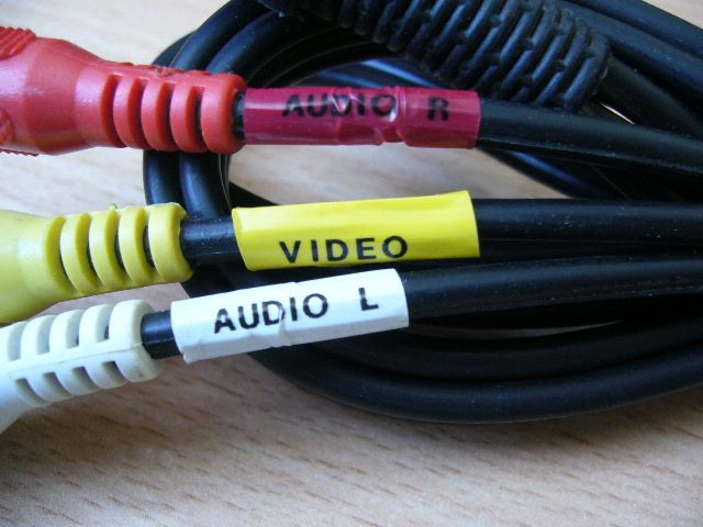 Kabelek łączący stację dyskietek Commodore 1541-II z komputerem