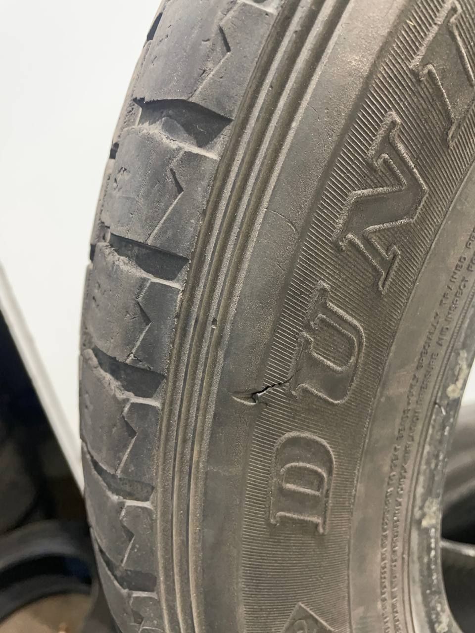 Резина зима 235/65 r17 dunlop 2007 рік