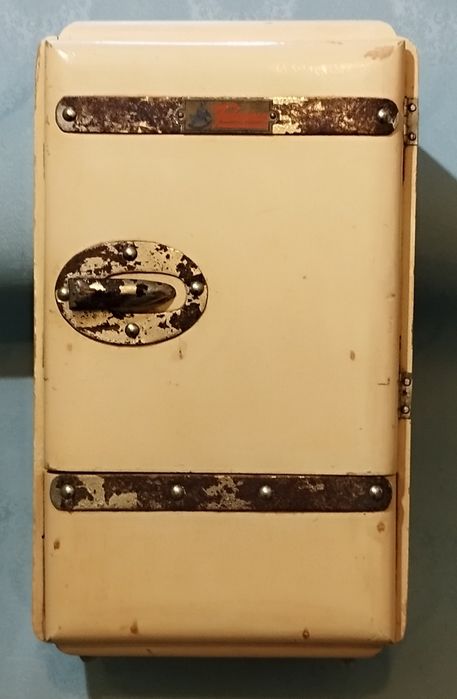 Antigo brinquedo em madeira da marca Fabrinca