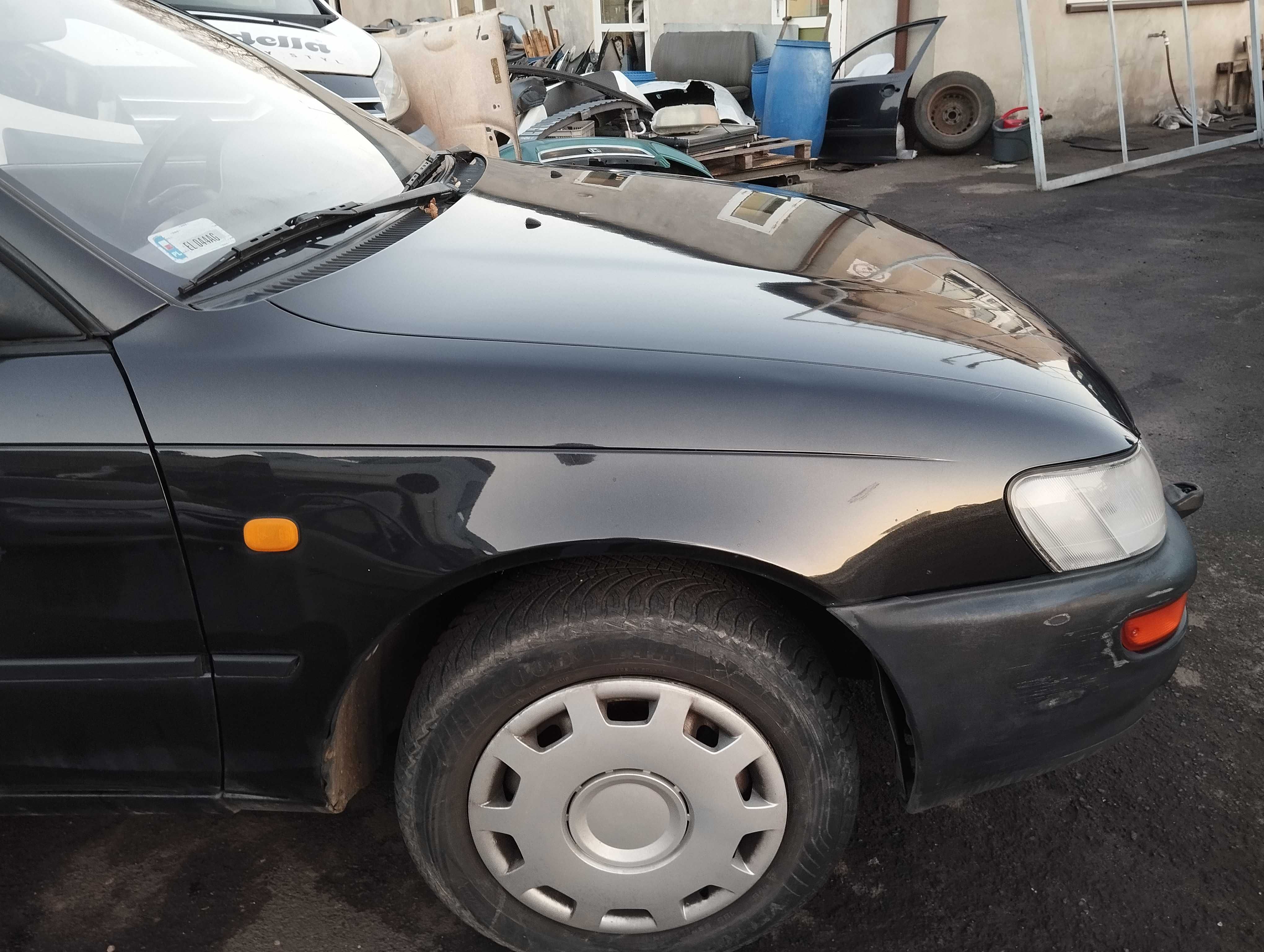 Toyota Corolla AE100 1.4i 3D 1996r.Błotnik przedni prawy.