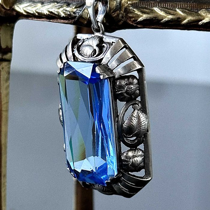 Srebrna przywieszka z Akwamarynem z około 1900r. srebro próby 835