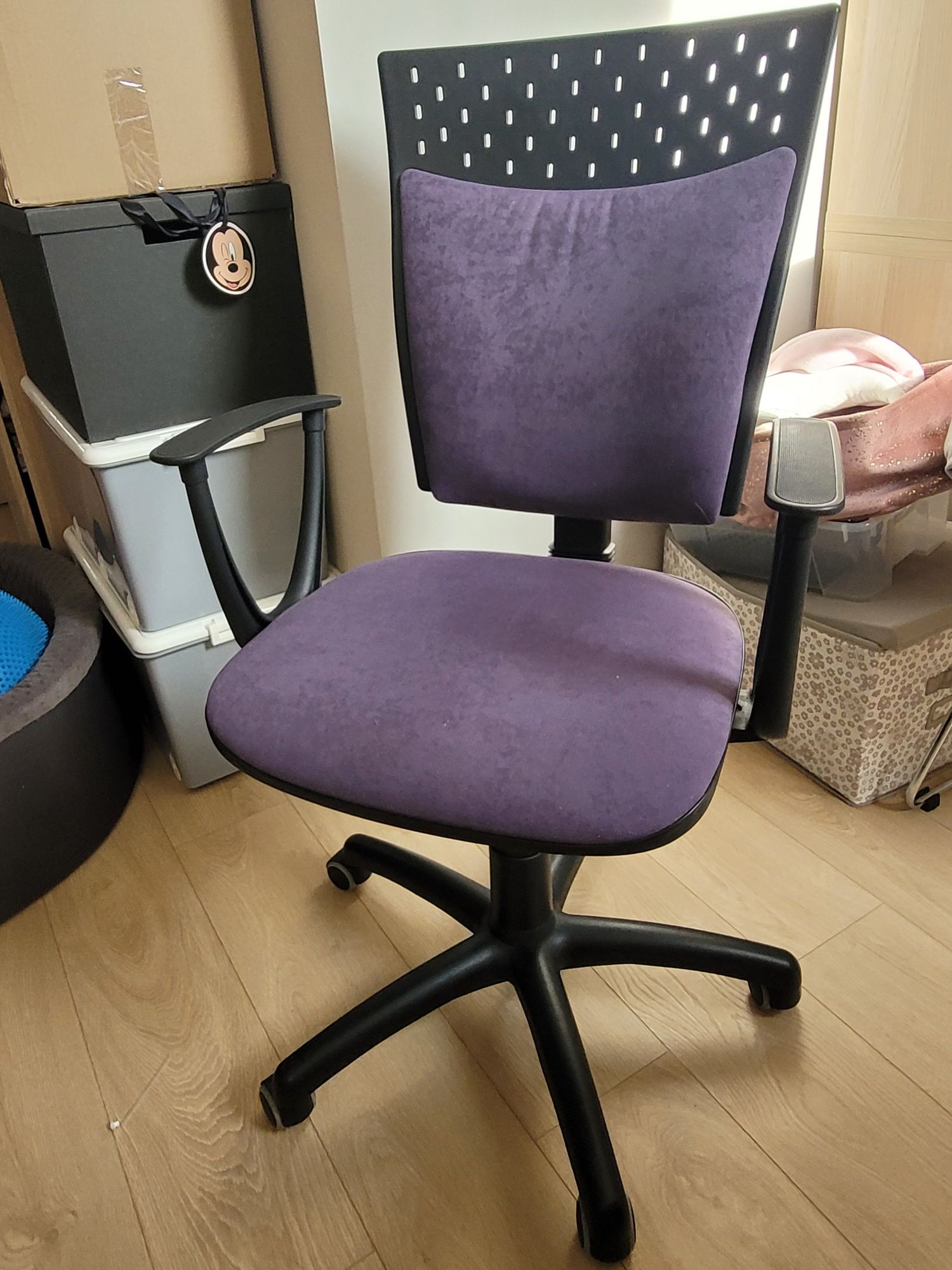 Krzesło obrotowe do biurka fotel na kółkach.