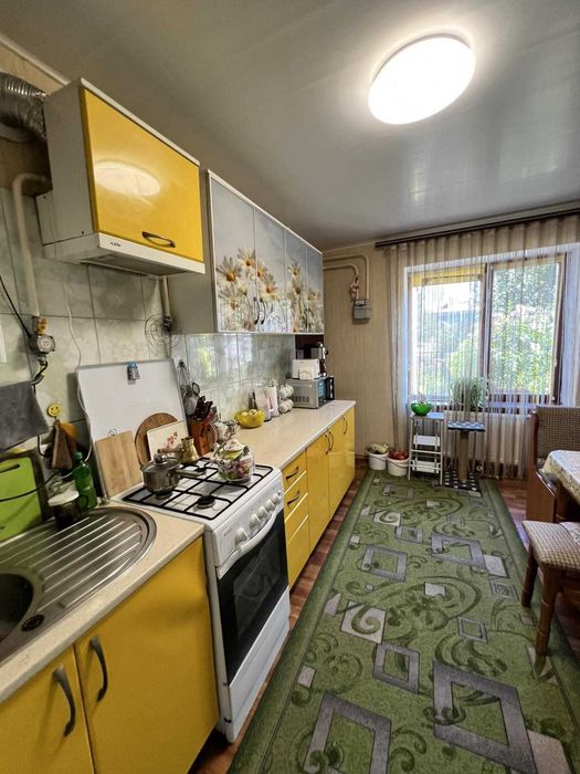 Простора 3-кімнатна квартира з окремим входом та власним двориком.