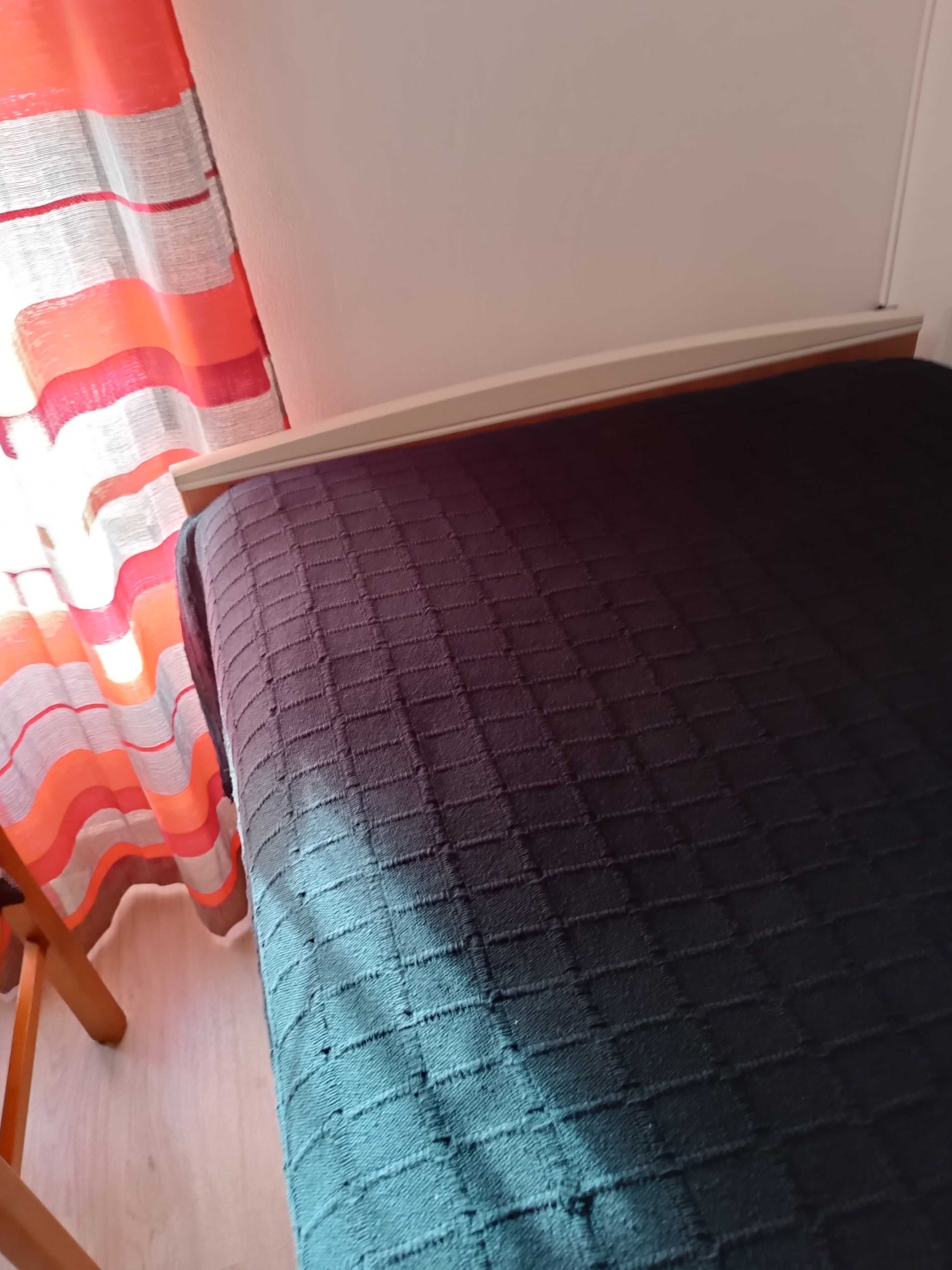 Cama de solteiro com estante