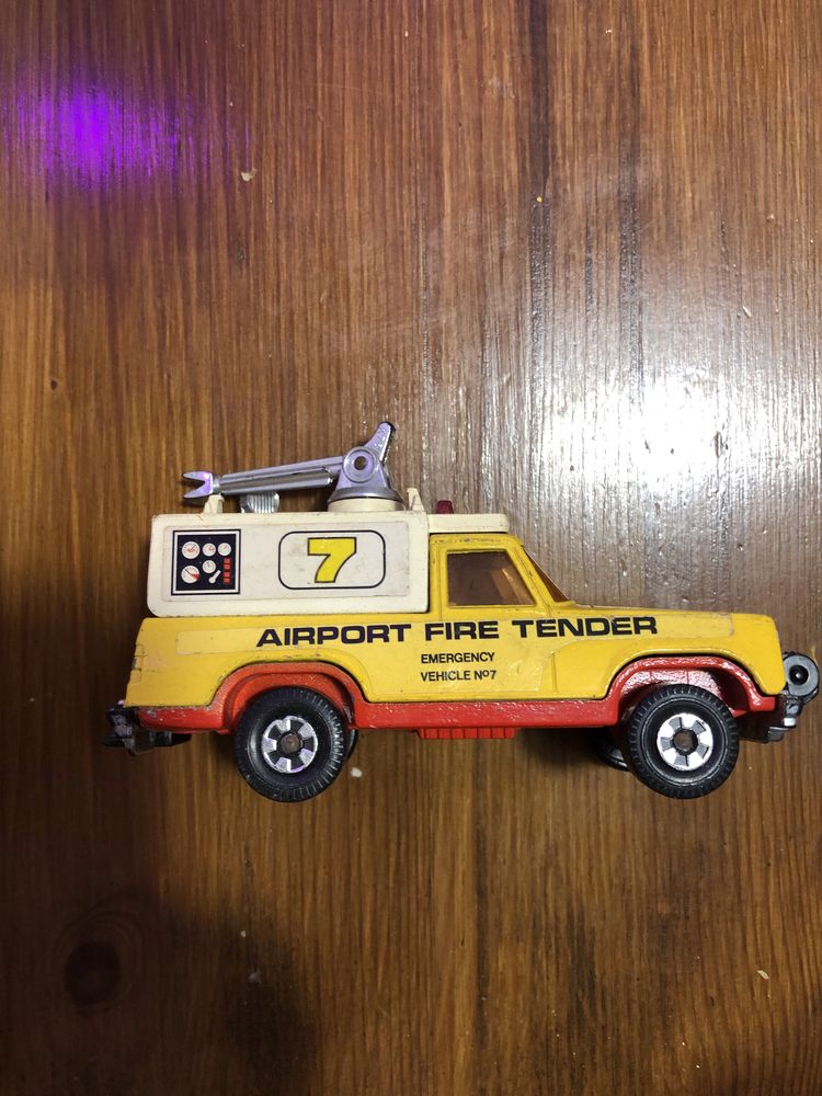 Matchbox Superkings Plymouth Trail Duster Airport Emergency