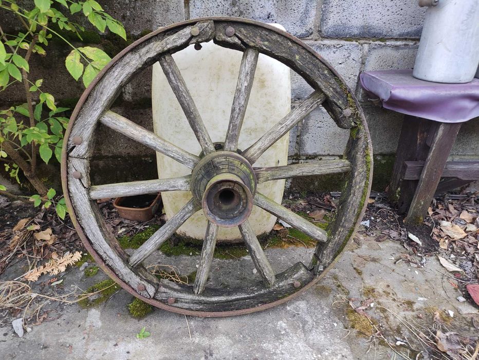 Koło do wozu. zabytkowe drewniano-metalowe