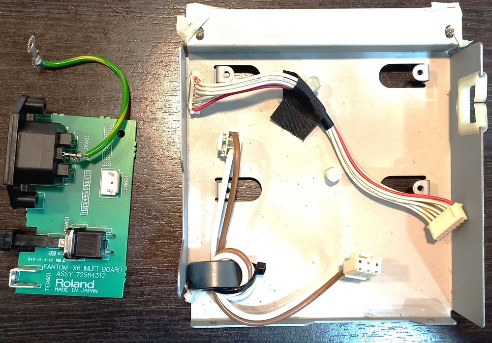 Roland Fantom X-6. Venda de peças.