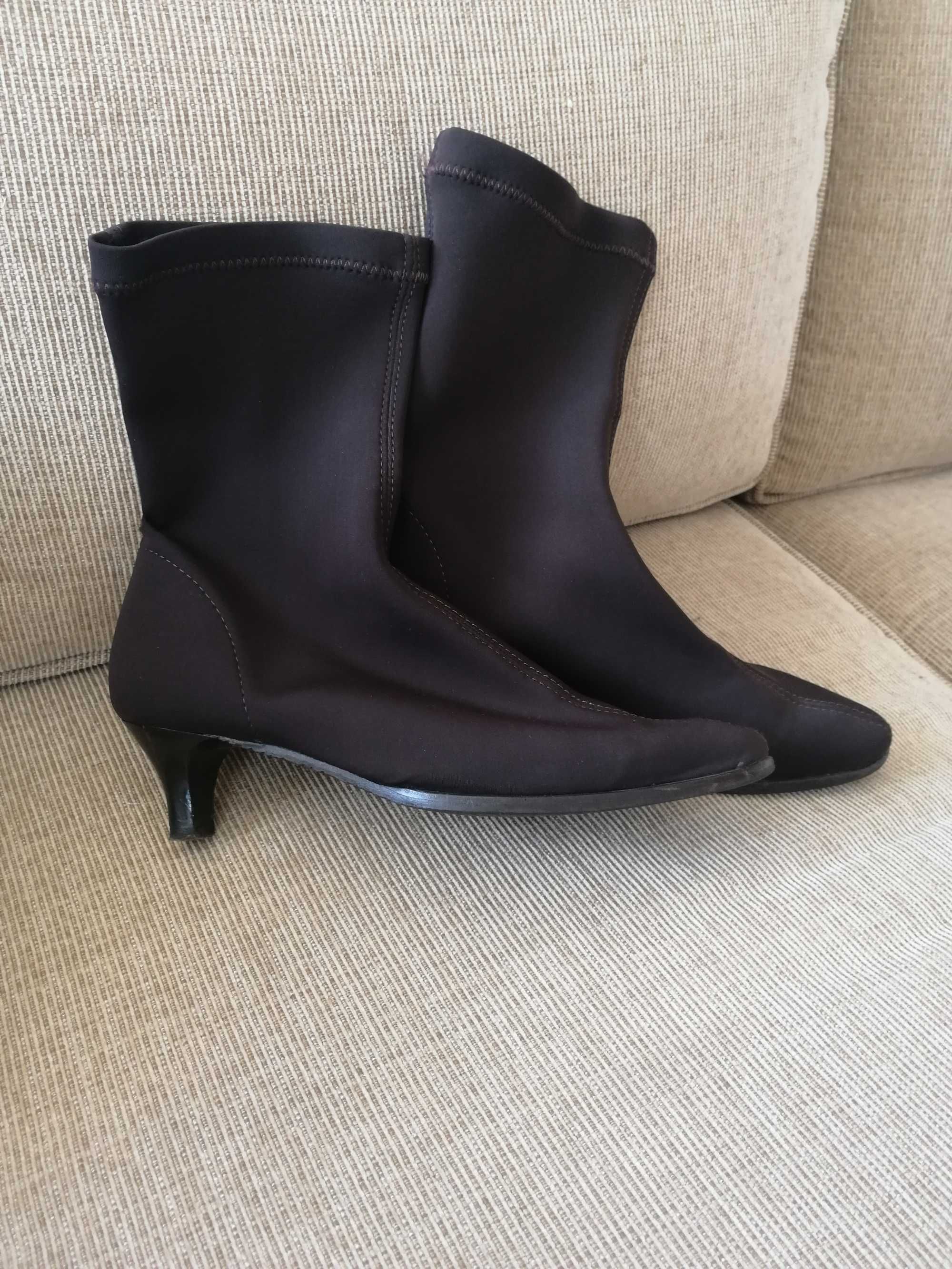 Botas castanhas novas n. 39