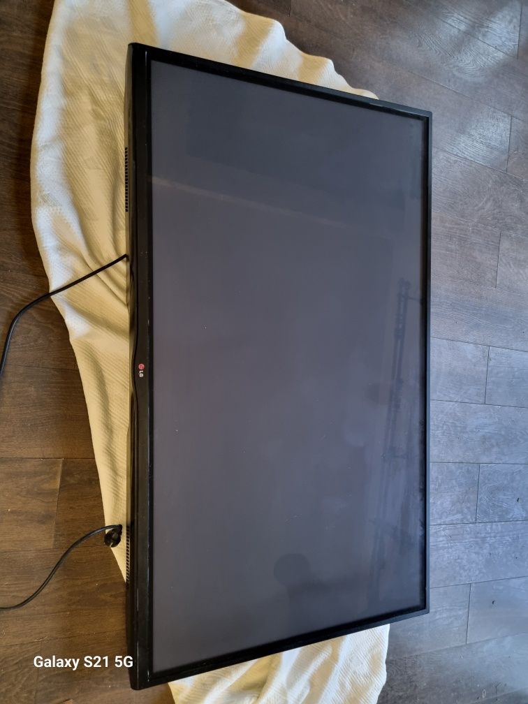 Telewizor TV LG 60PH6608 ze stojakiem i uchwytem na ścianę i