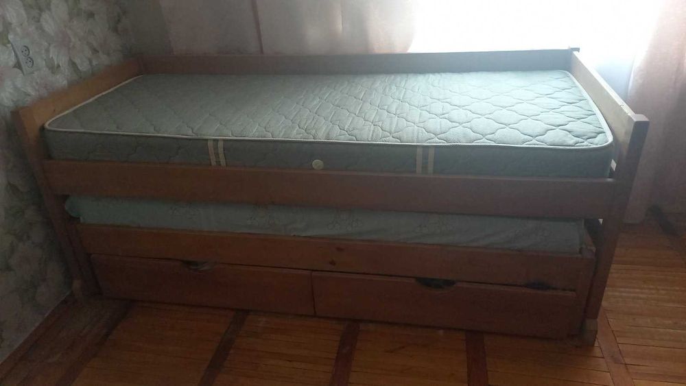 Дерев"яне двухярусне ліжко з матрасами