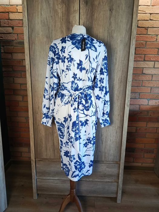 Sukienka Boohoo midi biała w kwiaty niebieska kopertowa dekolt V 44