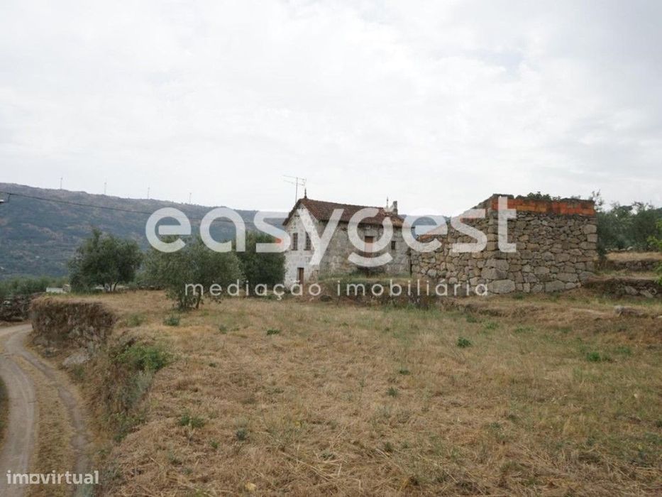 Quinta com casa em Granito para recuperar e terreno na Aldeia Viçosa