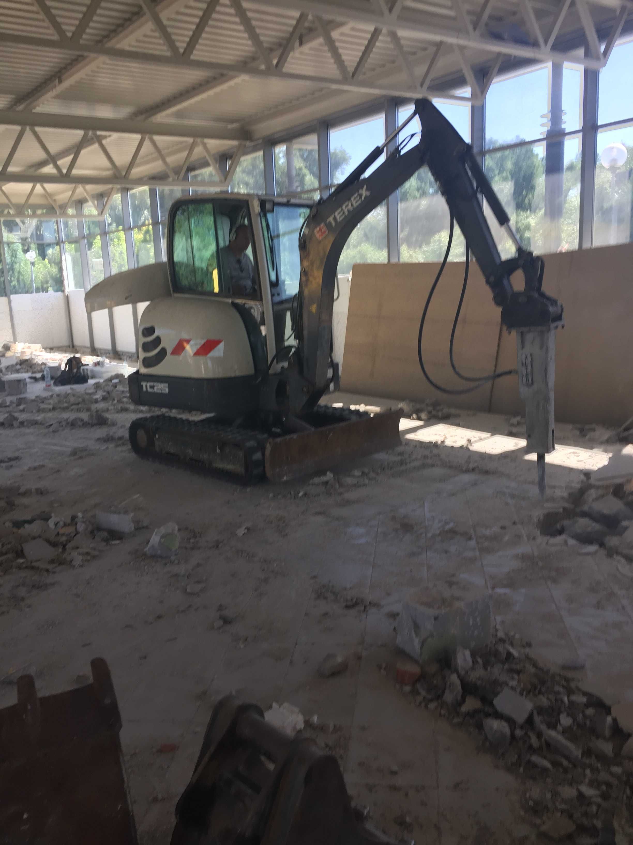Rozbiórki wyburzenia kucie młotem prace ciężkim sprzętem