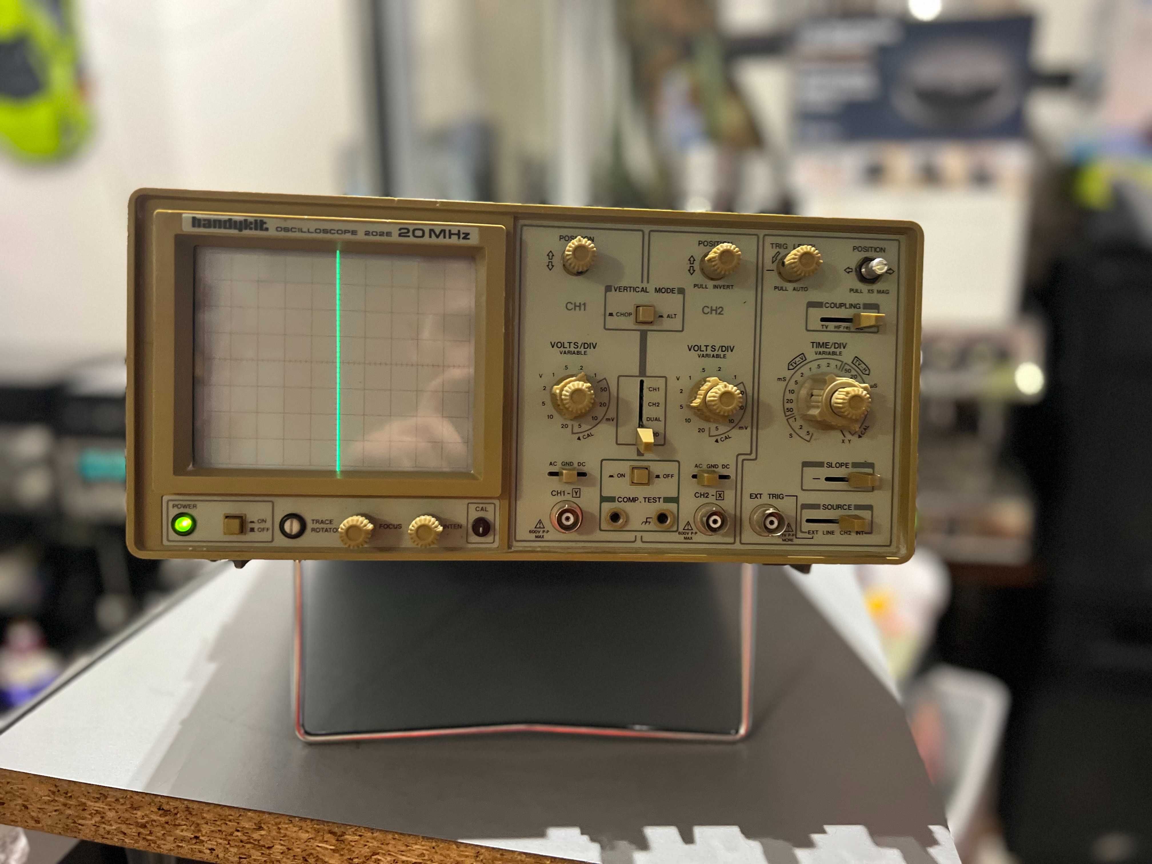 Analogowym oscyloskopie 20 MHz z lat 80 Handykit  202E
