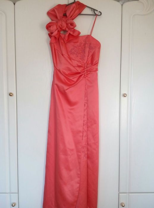 Платье. Красивое атласное.Праздник. Свадьба.