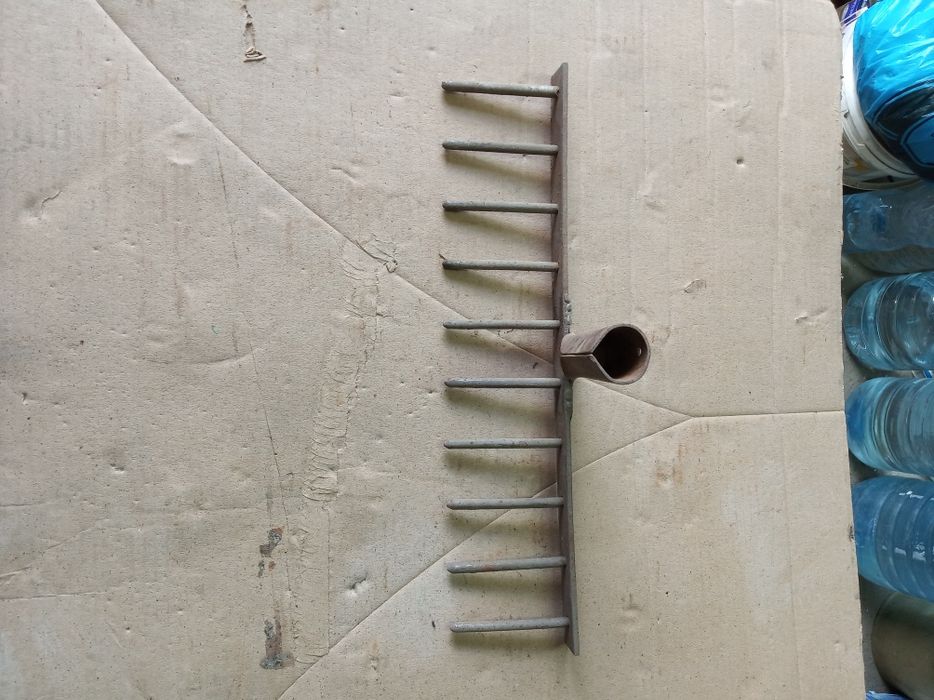 Лопати граблі ключі ножовки.