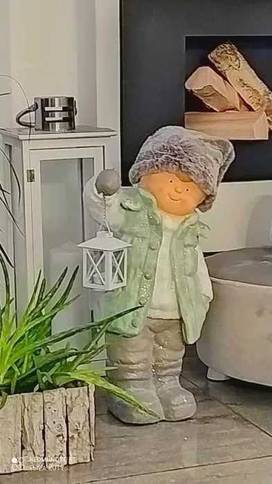 Home&you figurka dekoracyjna chłopiec z lampionem Boże Narodzenie