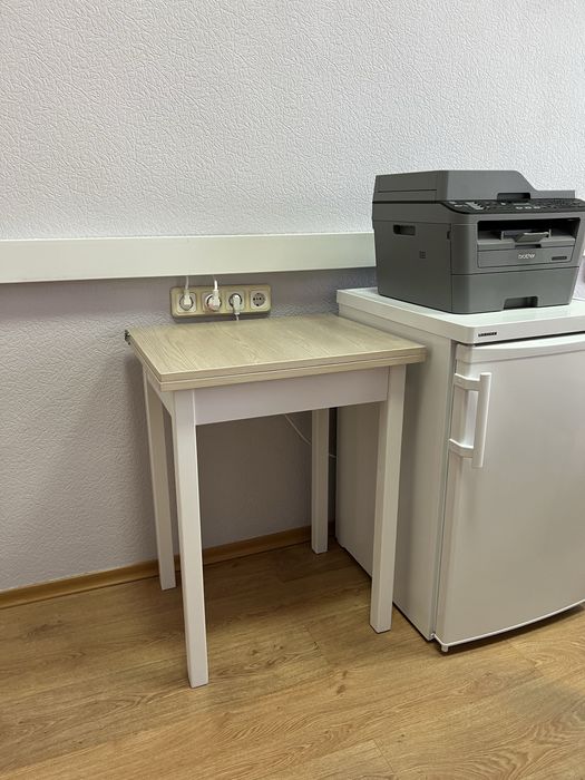 Продам маленький розкладний обідній стіл