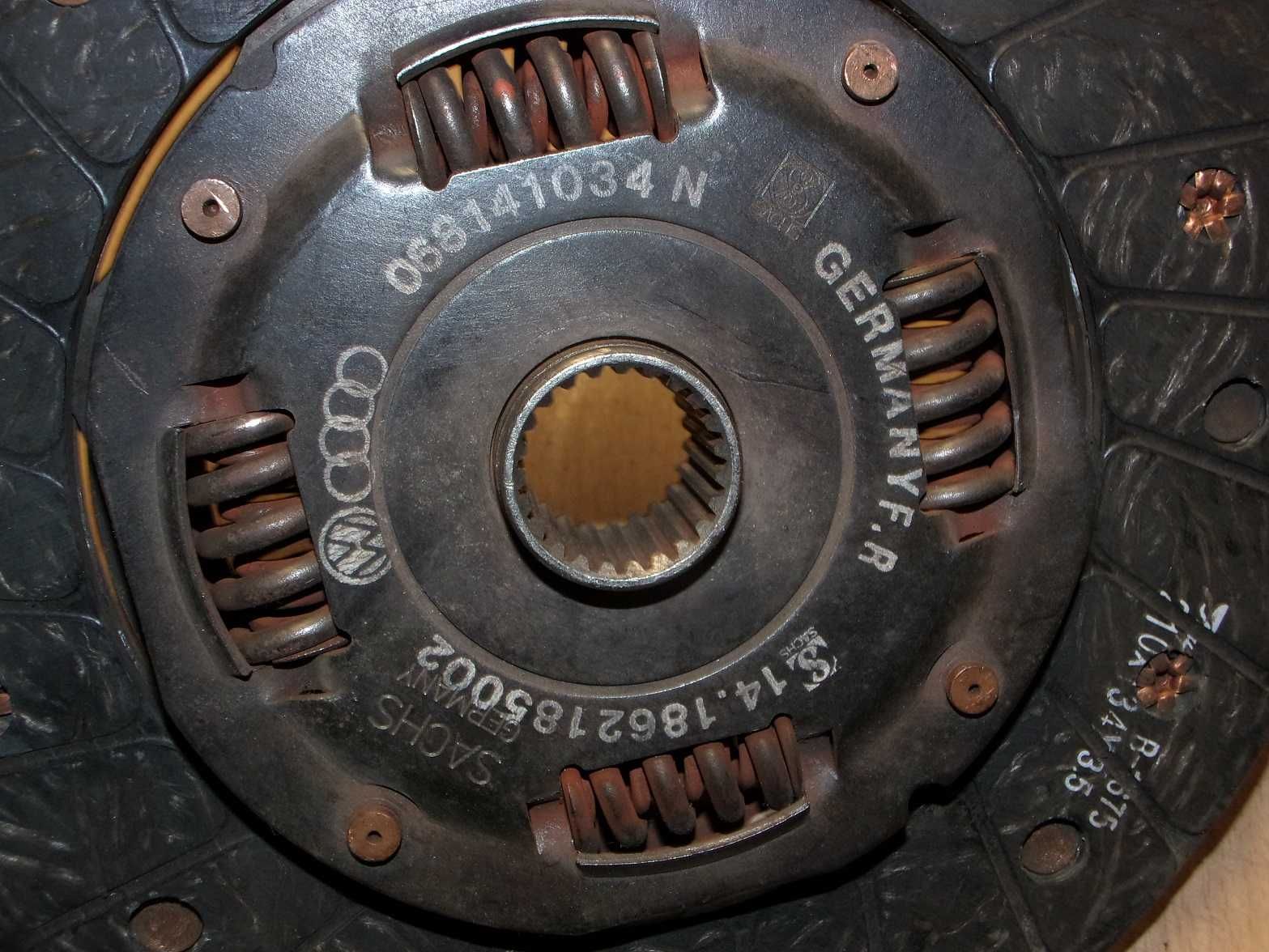 Tarcza sprzęgła 210mm 80 B3 B4 A4 B5 A6 C4 PASSAT 1.4-2.0 08.83-09.01