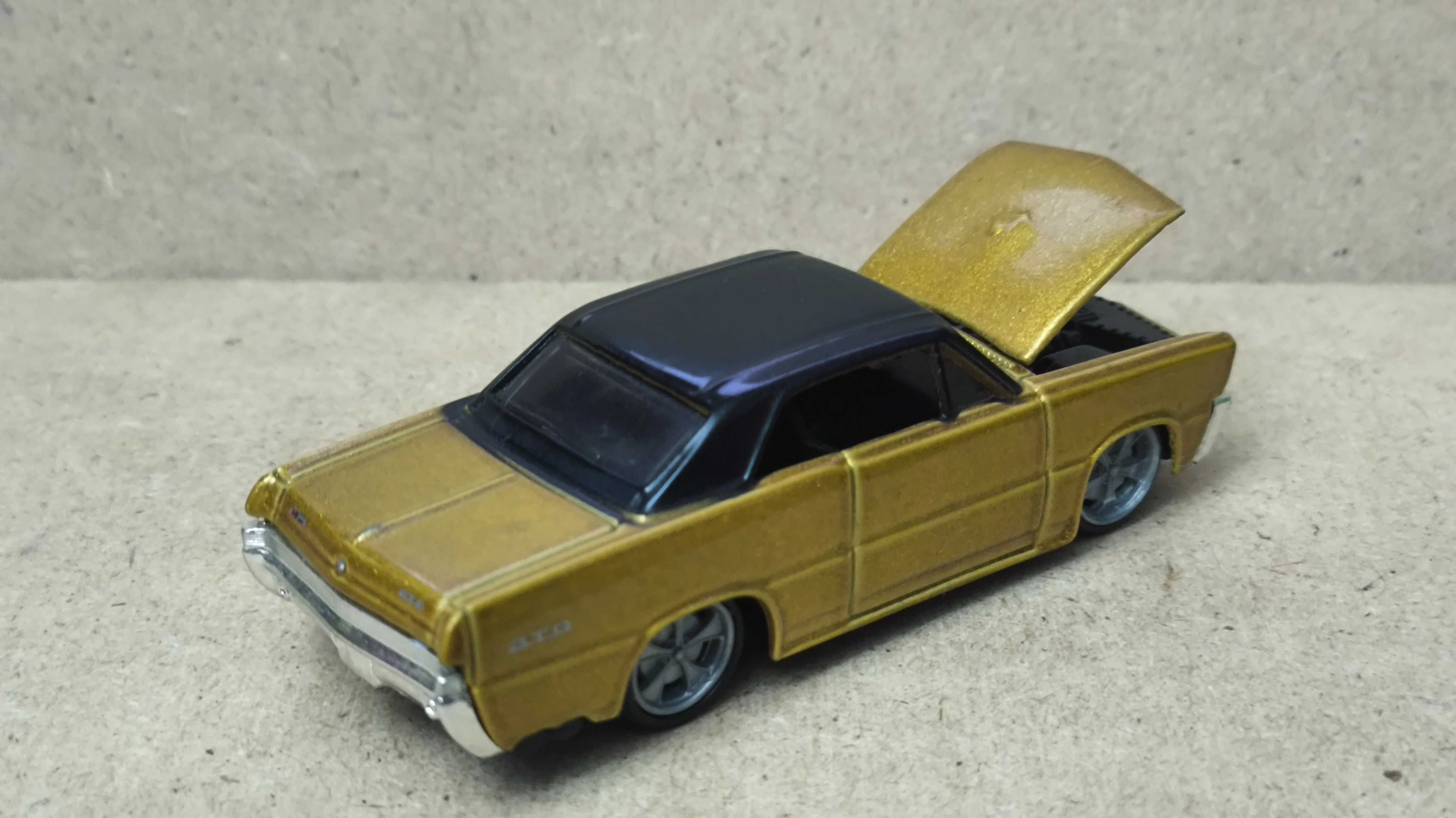 Машинка, модель авто Pontiac GTO 1965 Bburago