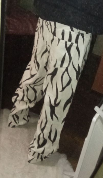 білі з чорним візерунком, незвичайні штани shein