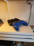 PS4 Pro 1TB biała Konsola PS4 Pro 2x pad