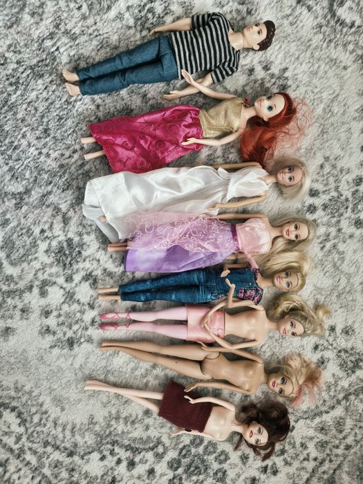 Zestaw lalek barbie i innych