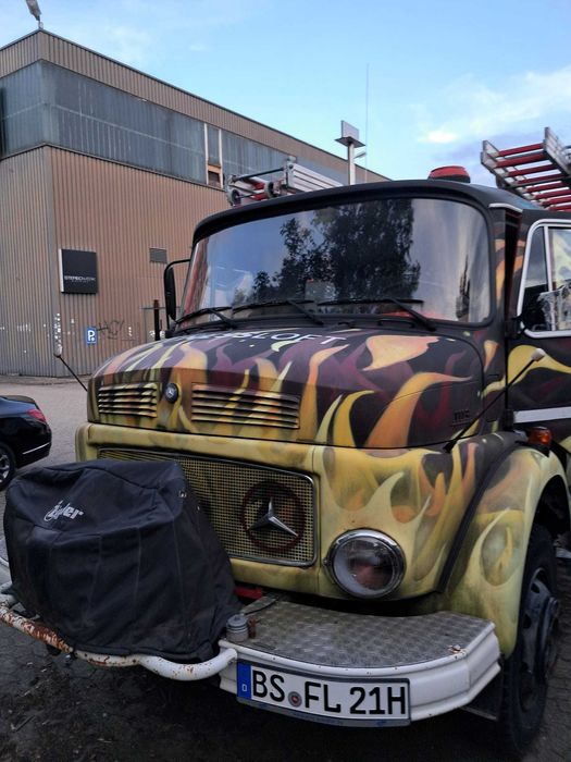 Wóz strażacki Mercedes jak nowy