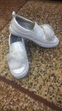 Продам белые милые туфельки