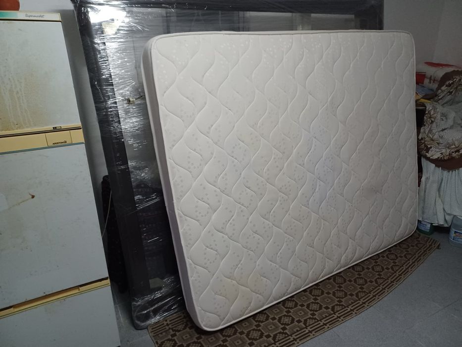 Cama em pele castanho escuro