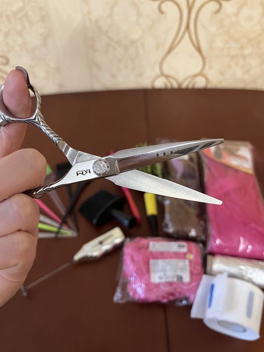 Все для парикмахера поичесок кисточки, расческа, браш, ножницы