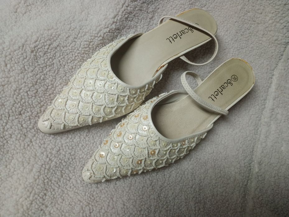 Eleganckie z cekinami mogą być ślubne buty ecru rozm. 38