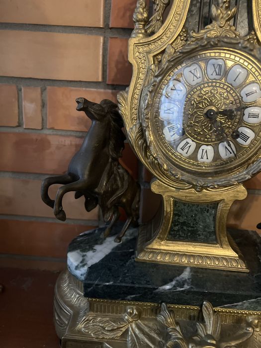 Камінний годинник з підсвічниками