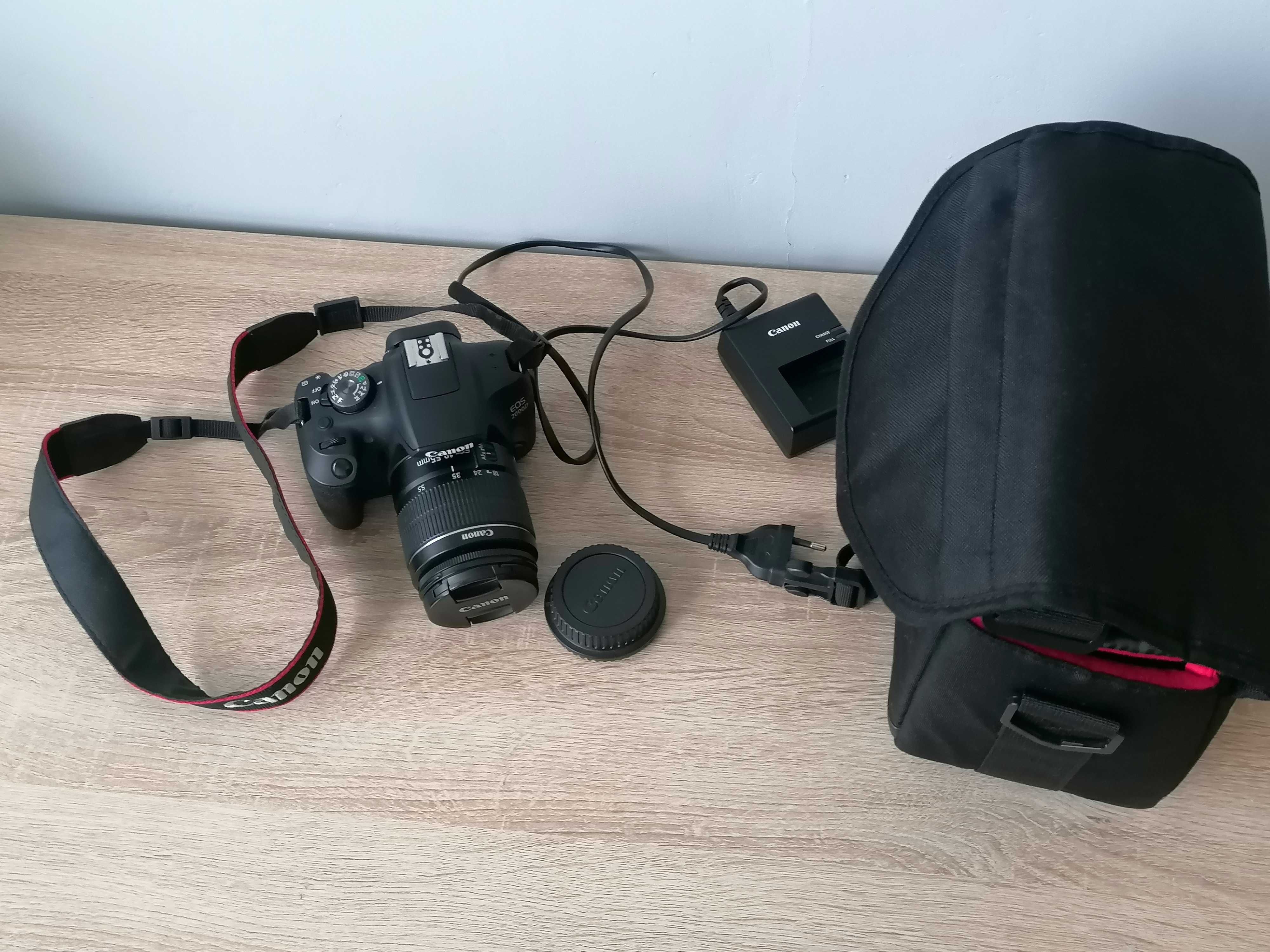Aparat Canon D2000 z obiektywem 18 - 55