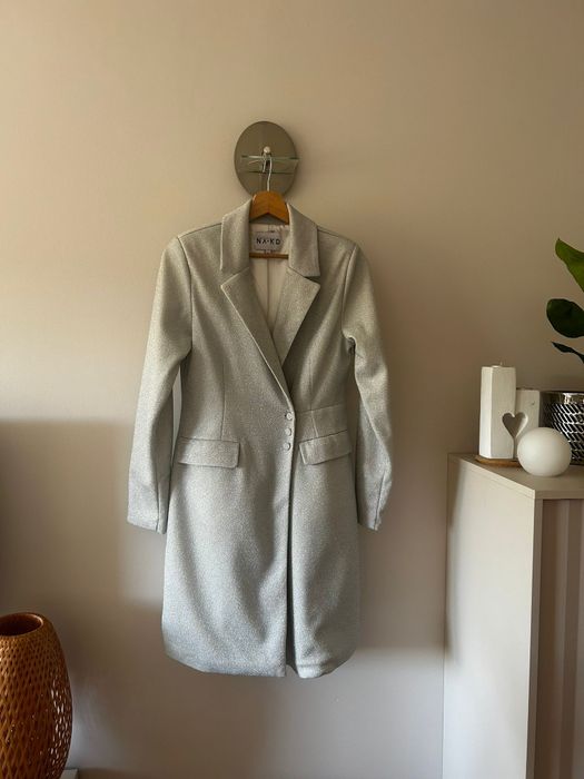 Błyszcząca brokatowa sukienka marynarka kopertowa NA-KD S 35 sylwester