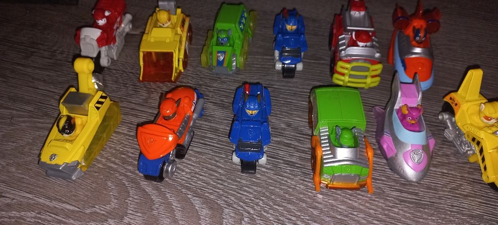 Metalowe samochody psi patrol