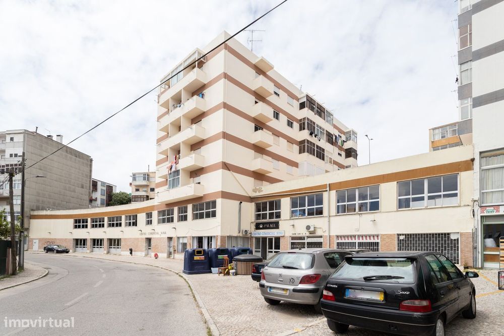 Loja no Seixal com cerca de 2 000m2