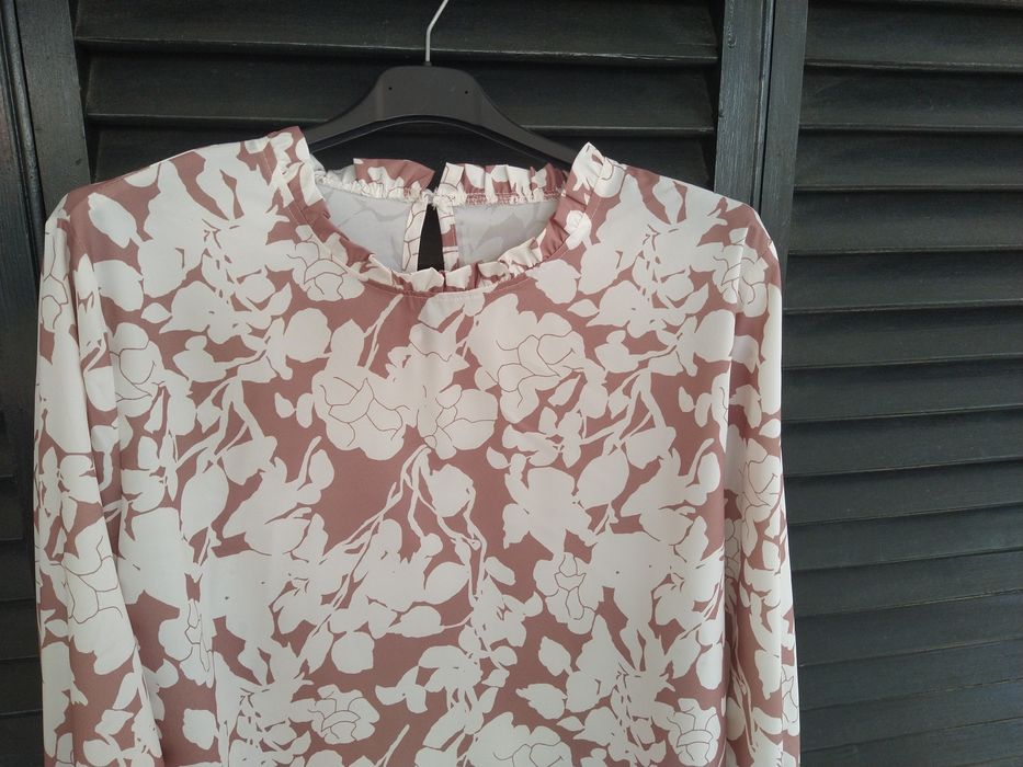 Blusa com padrão floral e folhos, romântica e elegante- Tam. XXL- Nova