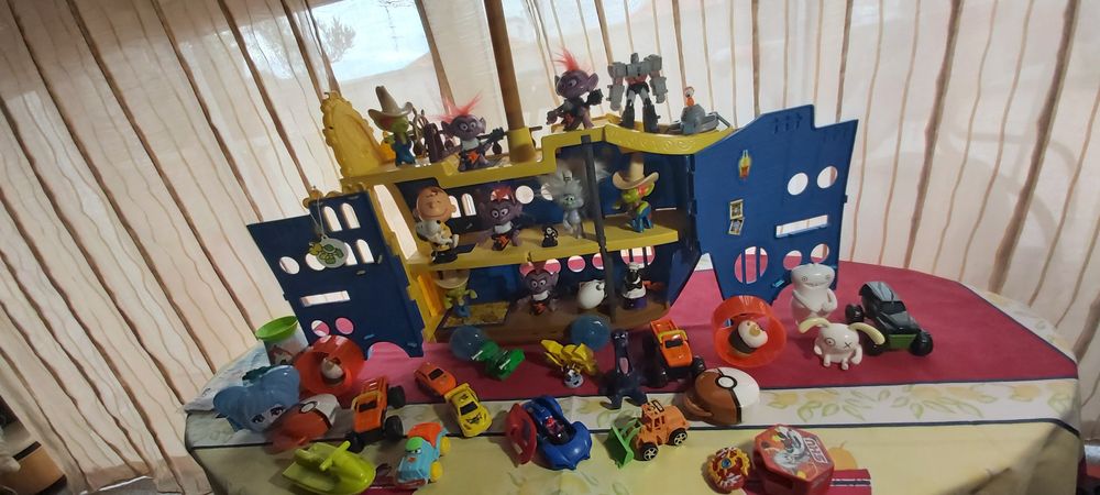 Barquinho  de piratas, com bonecos adaptados