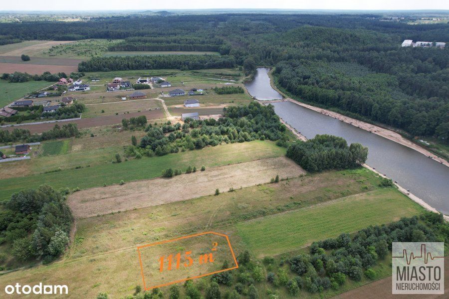 Działka budowlana w pobliżu stawu i lasu