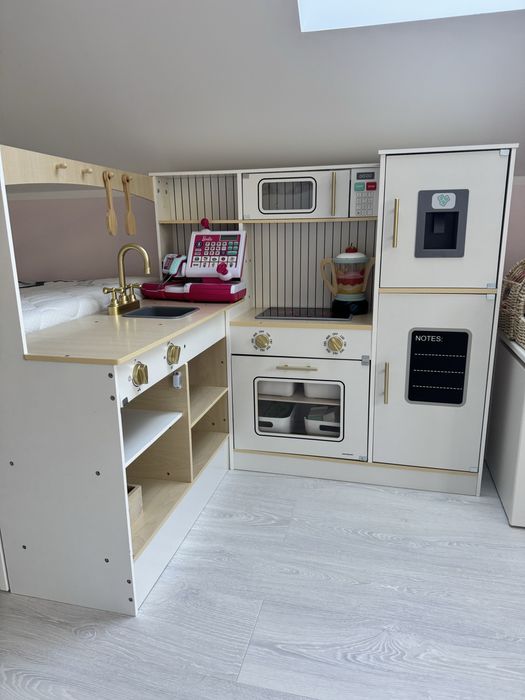 Kuchnia zabawkowa narozna