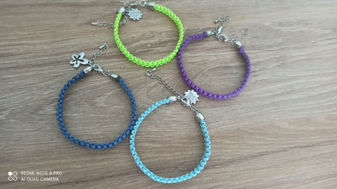 Bransoletki plecione ze sznurka biżuteryjnego z zawieszką. Handmade.