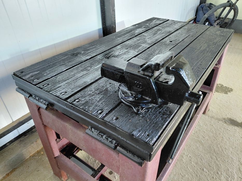 Stół warsztatowy z imadłem