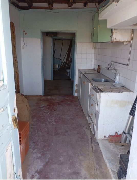 Vendo moradia geminada para remodelação